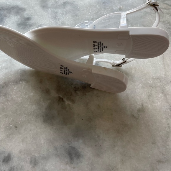 Circus by Sam Edelman maw white thong sandals with medallion. New. Size 6. - Picture 2 of 3